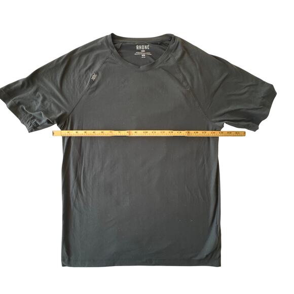 RHONE REIGN SHORT SLEEVE Dark Gray MEN’s size Medium Athletic Shirt‎ Workout Gym - Picture 5 of 7